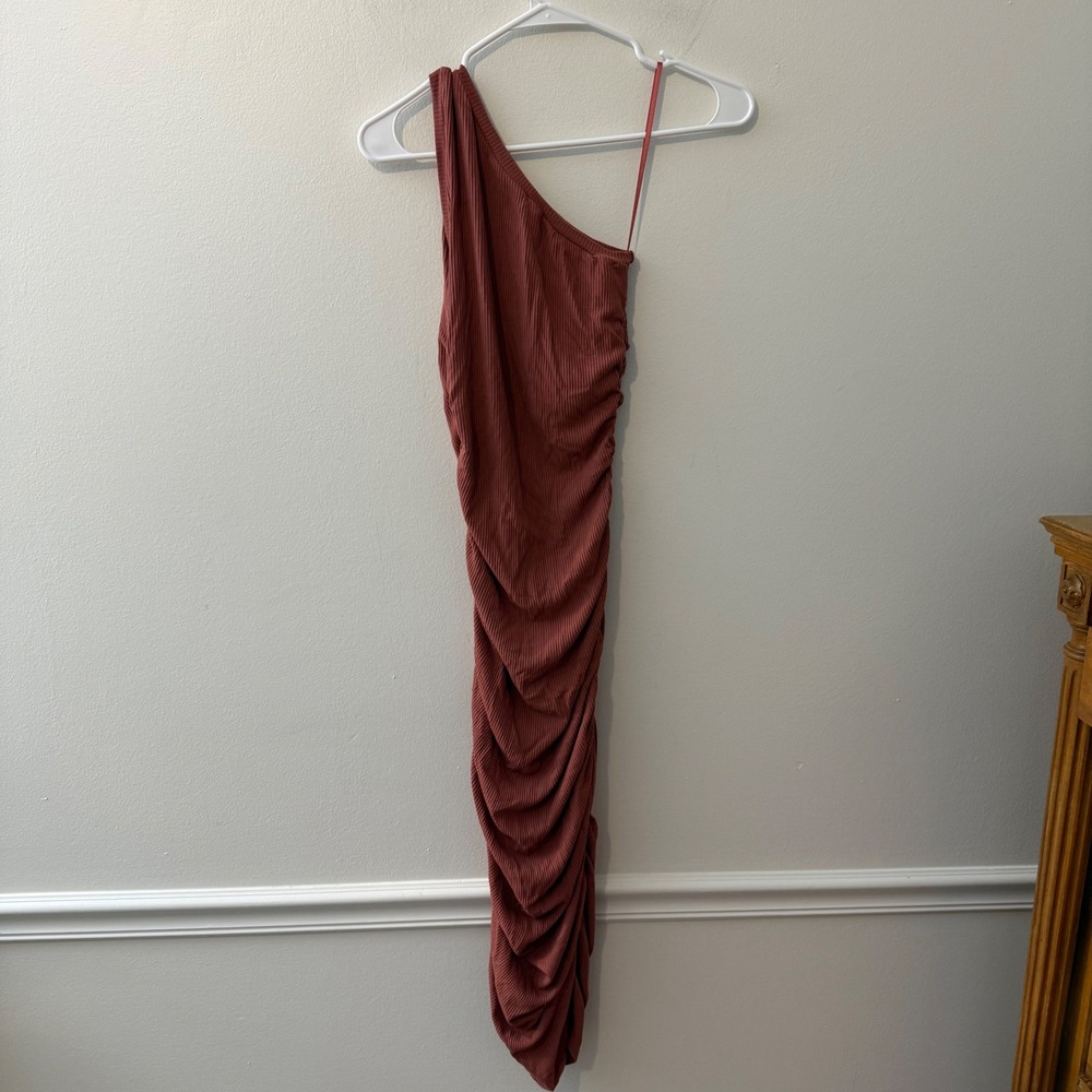 MABLE One Shoulder Ruched Ribbed Midi Dress Rose size m